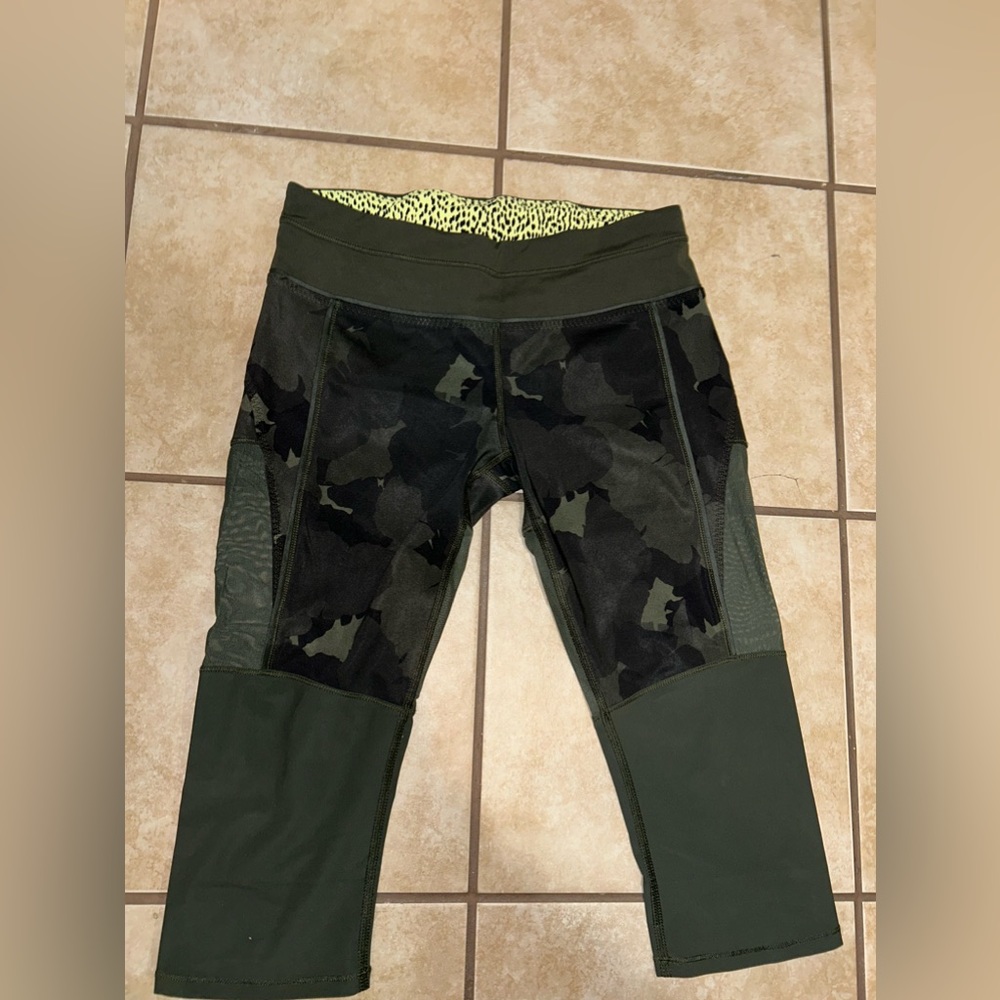 Lululemon Training Tough Crop Full-On Luxtreme Camo Leggings size 6